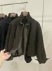Chaqueta de Cuero Corta Estilo Retro Cool con Cuello Alto para Mujer, Chaqueta de Motociclista de Otoño para Figuras Menudas, Top Rejuvenecedor en Color Café Oscuro