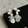 Brincos de franja em pétalas de metal fosco de luxo leve, estilo executivo de alta qualidade, brincos que afinam o rosto, brincos com atmosfera de luxo leve