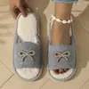 Novas pantufas de moda transfronteiriça europeia e americana com laço e sola grossa para mulheres, pantufas de algodão felpudo para casa com pelo longo