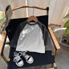 Camisetas Base Casuais Soltas para Meninos e Meninas, Novo Estilo Primavera e Outono, Camisetas de Manga Longa para Crianças Pequenas e de Tamanho Médio, Prontas para Usar com Roupas Externas, em Estoque