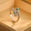 Nuevo Anillo Abierto de Serpiente de Doble Cabeza con Circonita Verde para Mujer con Alta Apariencia y Índice de Lujo Accesible Anillo de Dedo Anillo de Diseño Único de Nicho