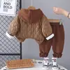 Conjunto de Abrigo de Algodón con Capucha para Otoño e Invierno Infantil 2025 Nuevo Estilo Niños y Niñas Bebé Engrosado Conjunto de Tres Piezas de Invierno Venta al por Mayor