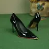 Sapatos de Salto Alto Pretos Tamanho Plus, Estilo Maduro Versátil e Confortável, Modelo Novo 2025, Salto Fino Feminino Estilo Francês, Couro Envernizado Não Cansativo, Bico Baixo