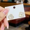 Aretes de Flor de Circonia Super Brillantes con Baño de Oro Real, Lujosos y de Alta Gama, con un Sentido de Elegancia, Presentando un Diseño de Trébol de la Suerte, Adecuados para el Uso Diario