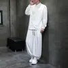 Novo terno de estilo chinês com gola alta, abotoamento diagonal e textura para homens, apresentando uma camisa de cor sólida, corte solto e calças tipo lanterna, um conjunto casual de duas peças