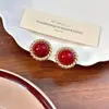 Brincos de Pedra Burgonha Estilo Retro Hong Kong para Mulheres, Brincos Franceses Dourados de Nicho de Alta Qualidade, Brincos Elegantes de Ano Novo