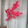 Simulación del nuevo auditorio de bodas de hojas de rosa, techo alto, arreglo floral guía de camino en hilera de flores con hojas, hojas de ingeniería