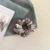 Scrunchie Pequeno de Veludo com Bolinhas Estilo Coreano, Suave e Versátil para Mulheres, Elástico Doce e Elegante para Penteados de Coque