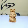 Talla de madera de tuya, lindo animal pequeño, conejo del zodiaco, adornos, decoración de escritorio, artesanías, colgante, manija.