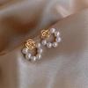 Pendientes Dorados de Lujo Ligero Vintage de Alta Gama para Mujer 2026 Nuevo Estilo Pendientes de Perla con Agujas de Plata Diseño de Nicho Accesorios Metálicos para Orejas