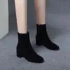 Botas femininas de cano curto, botas de ajuste justo, nova coleção outono/inverno 2026, confortáveis e versáteis, salto grosso, bico redondo, acabamento em camurça, bota individual