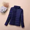 Atacado de Fábrica Outono Inverno Comércio Exterior Leve Multicor Jaqueta de Algodão Feminina Casaco de Algodão com Capuz Estilo Curto Tamanho Grande Emagrecedor Jaqueta de Algodão Roupa Exterior