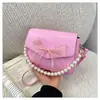 Bolsa Pequena de Corrente de Pérolas para Mulheres 2025 Nova Tendência Moda Casual Texturizada Laço Ombro Transversal