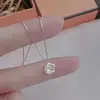 Colar de Zircônia Fashion Pequeno Cubo de Açúcar de Luxo Leve para Mulheres, Corrente Minimalista para Clavícula com um Pingente de Acessório de Alto Padrão