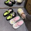 Tamancos femininos da moda 2026 novo verão ao ar livre fofo alto valor antiderrapante casa bico fechado sola macia chinelos para mulheres