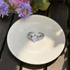Anillo Abierto Simple de Flor de Circonita Super Brillante Índice Anillo de Personalidad de Nicho de Gama Alta Temperamento Versátil Exquisita Joyería para Mano