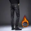 Jeans masculinos slim-fit pretos e cinzas de alta qualidade para o Outono/Inverno 2026, calças compridas casuais trendy e elásticas com forro de fleece