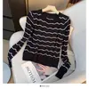 Tricô Básico de Manga Longa com Gola Redonda e Listras Onduladas em Cores Contrastantes para Mulheres no Outono e Inverno, Top Fino Cortado Slim Curto para Mulheres