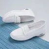 Zapatos de enfermera para mujer 2026 nuevo modelo de otoño, suela blanda, transpirables, cómodos, slip-on casuales, zapatos blancos para mujer