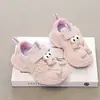 Zapatos Deportivos para Niñas 2025 Primavera Nuevos Dibujos Animados Niños Pequeños, Medianos y Grandes Velcro Niños Zapatos de Papá Estilosos Suela Suave