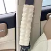 La almohadilla acolchada para el cinturón de seguridad del coche se puede procesar con flores pegajosas, almohadilla suave y cómoda para el hombro del cinturón de seguridad del coche