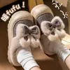 Chinelos de Algodão de Salto Alto para Mulheres Inverno 2026 Novo Estilo Solado Grosso Aumenta Altura Quente Forrados com Pelúcia Chinelos de Laço para Mulheres Outono/Inverno Externo