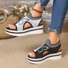 Novidades de verão transfronteiriças: sandálias femininas respiráveis e casuais com sola grossa e design de peixe-borboleta, disponíveis em tamanhos grandes