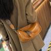 Bolso bandolera ancho para axila para mujer 2023 nuevo moderno de alta gama moda nicho cuero vacuno bolso bandolera de hombro para mujer