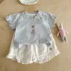 Conjunto Super Elegante de Estilo Coreano para Niña, Nueva Moda de Verano, Conjunto de Dos Piezas con Top de Manga Corta para Bebé y Pantalones de Cinco Puntos para Bebé Niña