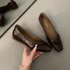 Sapatos Femininos Elegantes de Bico Quadrado Torcido e Boca Rasa, Estilo Novo Primavera/Verão 2026, Adequados para Combinar com Saias, com Salto Oculto, Scarpins de Salto Baixo Estilo Fada