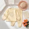 Conjunto de pijama feminino para outono e inverno feito de veludo alemão, top fofo com laço, calça jogger, conjunto de duas peças macio e aconchegante