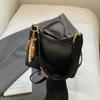 Bolsa Pequena Retrô de Luxo para Mulheres 2025 Nova Moda Versátil para o Dia a Dia Bolsa de Ombro/Axila Bolsa Pequena para Passeio