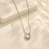 El collar en forma de U de acero inoxidable más vendido de Amazon, acero de titanio no descolorante chapado en oro de 18k, joyería de nicho de lujo ligero para mujeres con un toque de alta gama