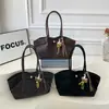 Bolso tote cruzado de gamuza para mujer, estilo casual europeo y americano, gran capacidad, transfronterizo, nuevo, vintage, con colgante, para el trabajo