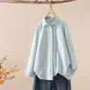 Colección Otoño 2026: Camisa de mujer estilo japonés de tela Oxford a rayas con bolsillos, cuello de punta, manga larga, estilo cárdigan