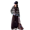 Suéter cárdigan de punto para niña 2026 primavera y otoño nuevo conjunto casual de dos piezas con top a rayas y pantalones holgados
