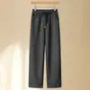 Novos estilos de outono e inverno para mulheres de meia-idade e idosas: calças forradas com fleece e cós elástico, calças cigarette estilo mom, padrão espinha de peixe, calças casuais cropped