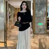 Elegante top de punto coreano de manga corta para mujer, diseño de verano 2026, top de nicho con conjunto de falda plisada