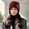 Gorro de punto estilo coreano con borde enrollado para mujer, cálido para otoño e invierno, hace que la cara se vea más pequeña, gorro de lana versátil, lindo gorro de punto con estampado de oso de dibujos animados