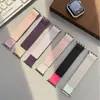 Adequado para pulseiras de Apple Watch: Apple Watch 1-12/Ultra 1-3/SE 3, apresentando um laço de três contas e pulseira magnética de silicone