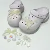Encantos lindos de dibujos animados para zapatos con varios agujeros, decoraciones versátiles de resina para zapatos, mariposa, burbuja, flor, animales, charms decorativos al por mayor