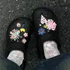 Zuecos de Alta Gama Estilo Vintage para Niñas con Accesorios como Pedrería, Cuentas de Mariposa y Adornos Florales, Hebillas para Zapatos para Venta al por Mayor Transfronteriza