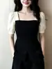 Camiseta feminina estilo americano elegante com blocos de cor, falsa peça dupla, manga curta, novo modelo de verão 2026, gola quadrada, modeladora, top de alta qualidade