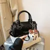 2026 Nuevo Estilo Coreano Lindo Adorno Colgante de Peluche Bolsa de Almohada Versátil para Mujer Bolso de Hombro Cruzado Bolso de Mano para Mujer