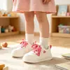 Zapatillas Deportivas para Niñas 2026 Otoño Nuevo Modelo Zapatillas con Forma de Corazón Estudiante Zapatos Casuales de Suela Gruesa para Niñas Pequeñas Zapatillas de Correr para Niños