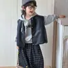 Colete de Couro Tendência para Meninos Primavera e Outono 2026 Conjunto de Três Peças com Calça Xadrez Estilo Coreano Infantil e Moletom com Capuz Casual Cool