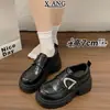 Mocassins de couro genuíno com sola grossa para aumentar a altura para mulheres, novos sapatos de couro pretos estilo britânico outono e inverno 2026, sapatos de salto plataforma