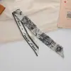 Caja de regalo navideña con diseño de mano, bufanda de seda decorativa, cinta larga, lazo para cola de caballo, accesorios para el cabello con letras