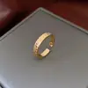 Anillo Abierto de Doble Capa con Letra de Circonita Electrochapado en Oro Real, Lujo Ligero, Anillo de Dedo Índice de Moda de Gama Alta, Accesorio de Mano Simple y Versátil