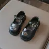 Sapatos femininos, sapatos infantis pequenos de couro, nova coleção primavera/outono 2026, sapatos redondos estilo bebê com detalhes esculpidos, estilo preppy, sapatilhas pretas